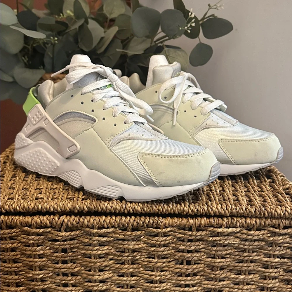 Nike Youth Hurache Run 2.0 GS Sea Glass Lime Blast 6.5Y caged heel Sneakers